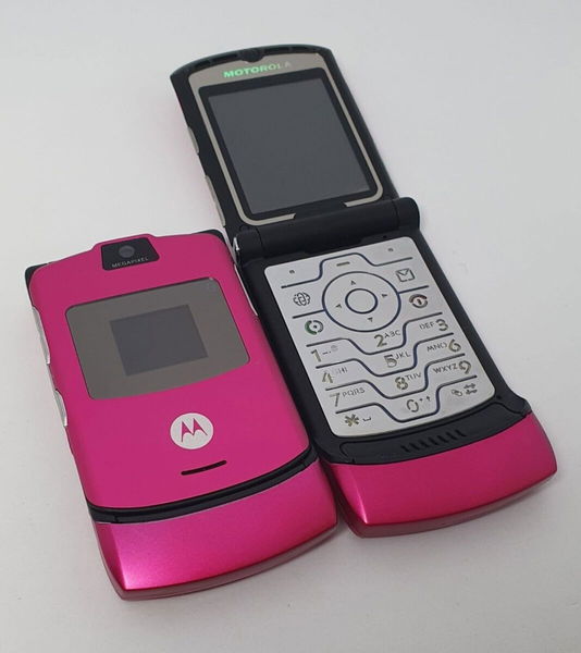 El móvil con tapa de tu adolescencia regresa convertido en un plegable con IA: así es el motorola razr 50 ultra Hot Pink