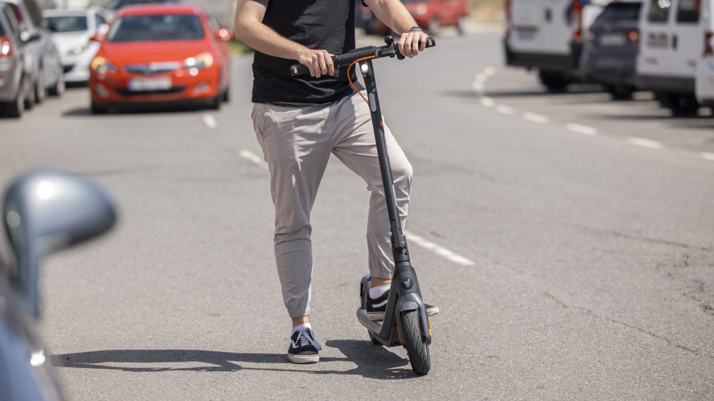 Segway Ninebot E2 Pro parado en la calle general