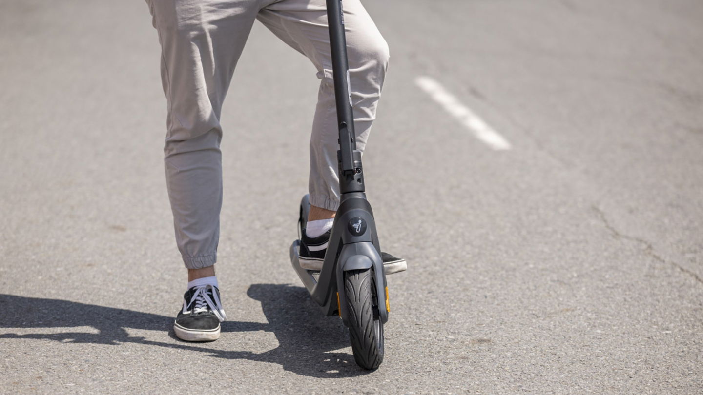 Segway Ninebot E2 Pro parado en la calle medio