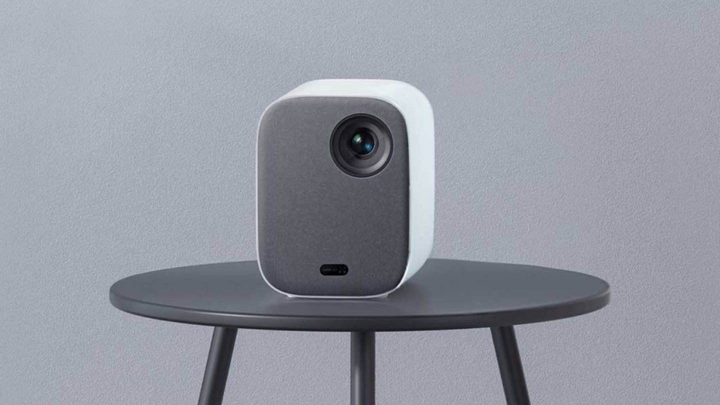 Xiaomi Mi Smart Projector 2 en la mesa