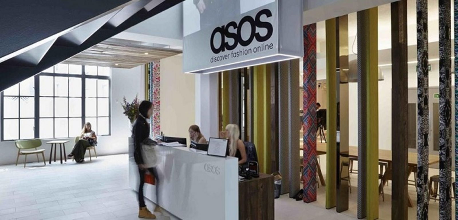 Asos tiene tanto prendas de su propia marca como prendas ajenas