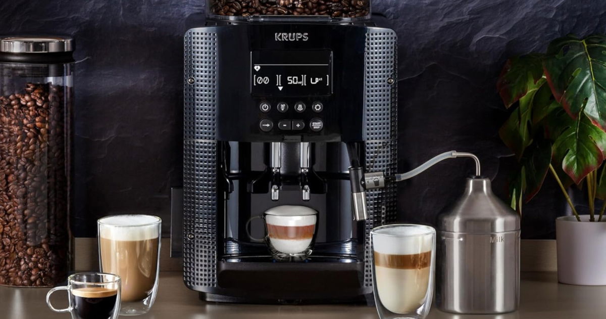 Esta cafetera superautomática con molinillo integrado y accesorios cae de precio y no te la puedes perder