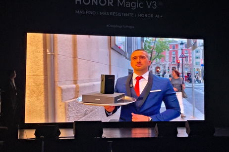 Cristian Ventura pasa de camarero viral a experto en tecnología con el nuevo HONOR Magic V3: "Con permiso, buenas tardes"