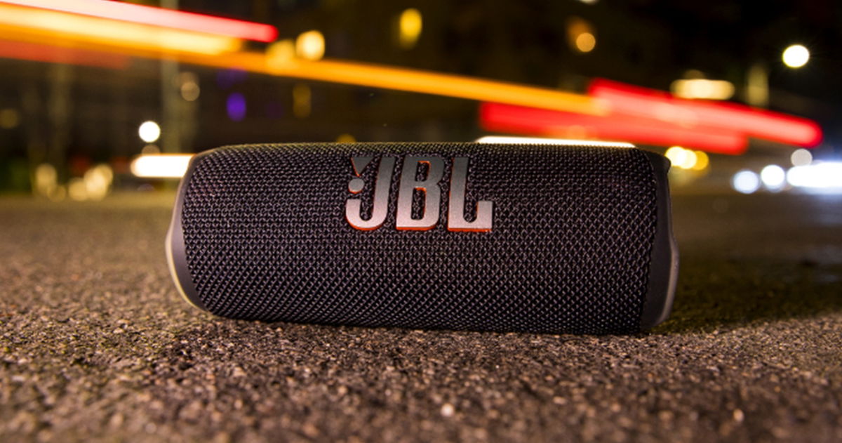 Este altavoz JBL, con excelente valoración, toca fondo en Amazon: gran sonido y 12 horas de batería