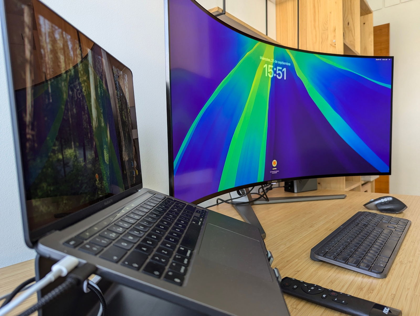 monitor AOC AGON AG456UCZD junto a MacBook Pro