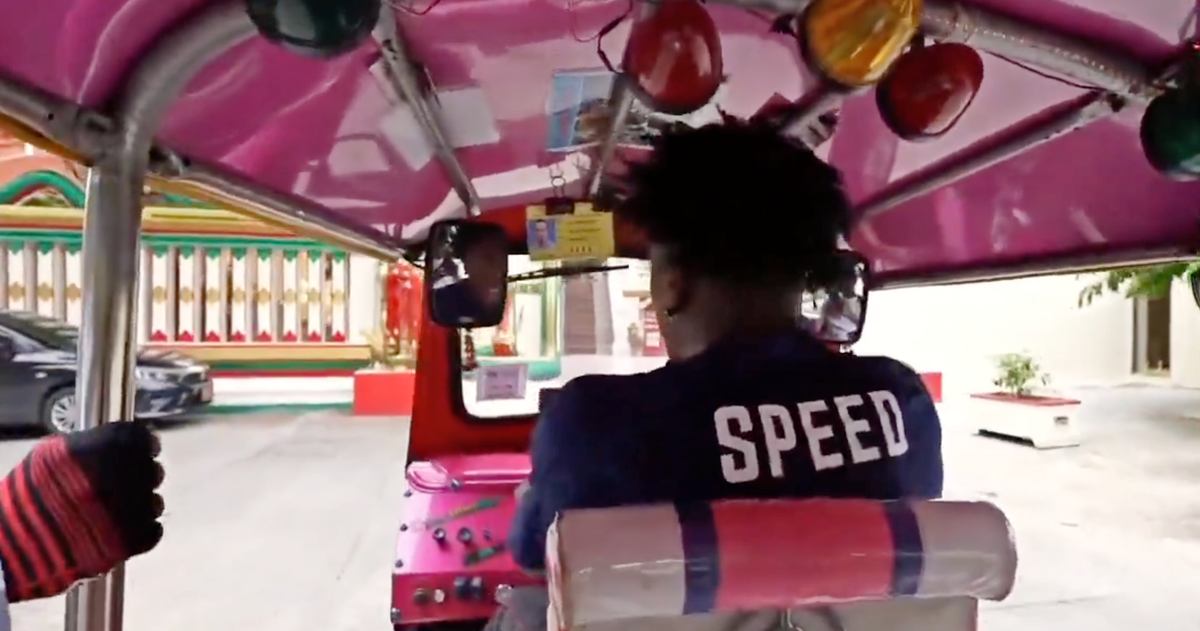 Speed, el polémico streamer que la lía allá donde va, se estrella con un tuk-tuk en un templo budista de Tailandia