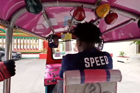 Speed, el polémico streamer que la lía allá donde va, se estrella con un tuk-tuk en un templo budista de Tailandia