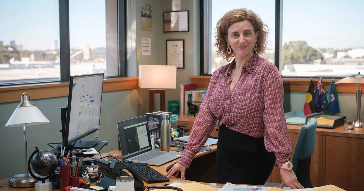 ¿Te imaginas a la versión femenina de Michael Scott? Ya puedes verla en el tráiler del remake australiano de 'The Office', que llega en un mes a Prime Video