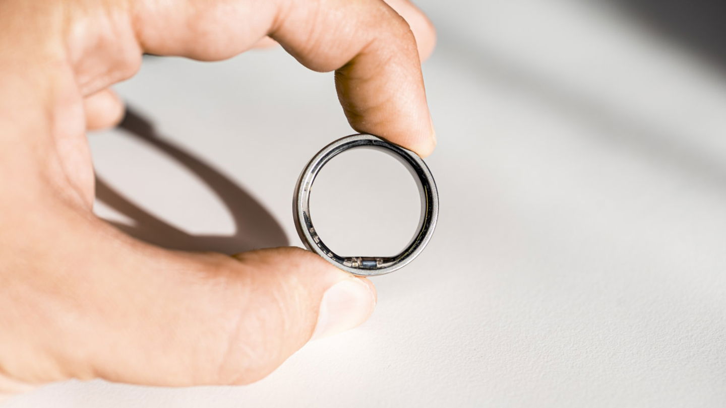 Ultrahuman Ring AIR en una mano de hombre adulto