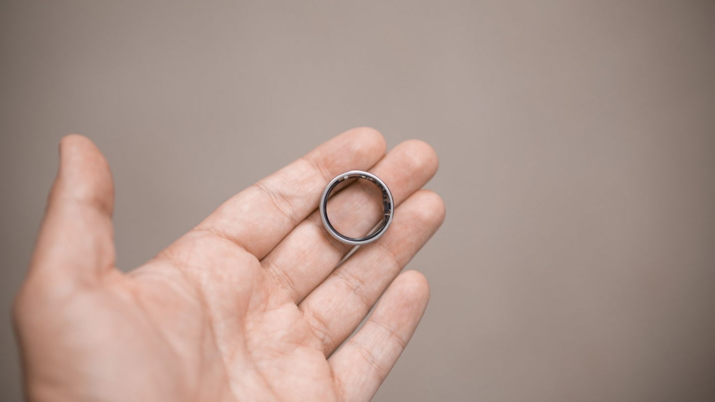 Ultrahuman Ring AIR en una mano de hombre adulto