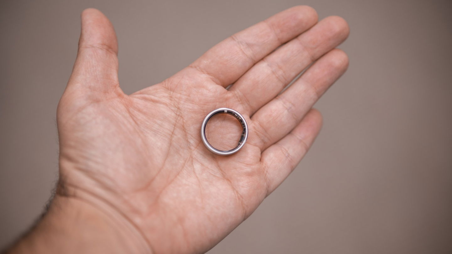 Ultrahuman Ring AIR en una mano de hombre adulto