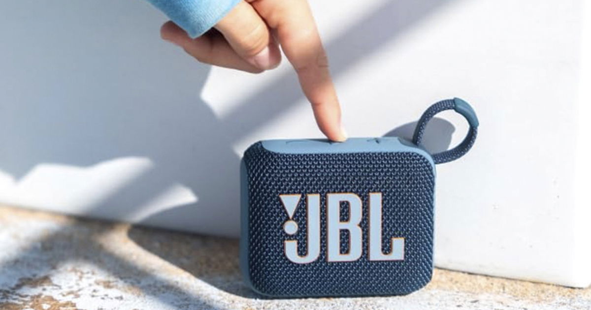 El precio de este altavoz portátil de JBL toca fondo: ofrece un sonido de gran calidad y resistencia al agua