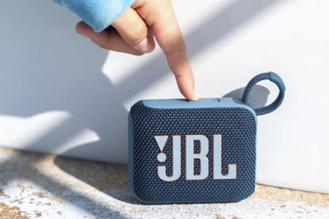 El precio de este altavoz portátil de JBL toca fondo: ofrece un sonido de gran calidad y resistencia al agua