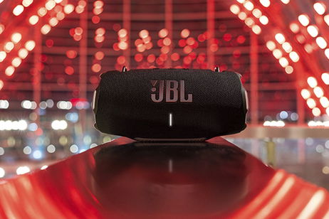 El altavoz JBL que no para la música culpa del agua, el polvo o la batería está hoy de oferta