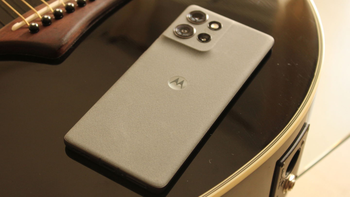 motorola edge 50 con la trasera de terciopelo vegano