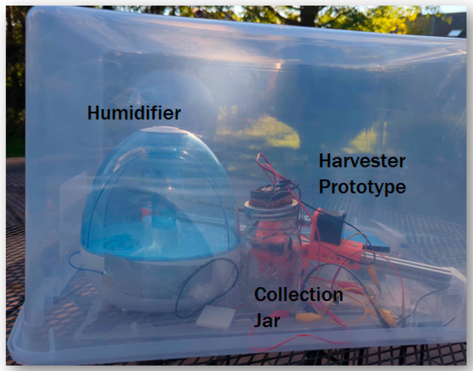 Inventan un dispositivo portátil capaz de atrapar agua del aire para consumo humano