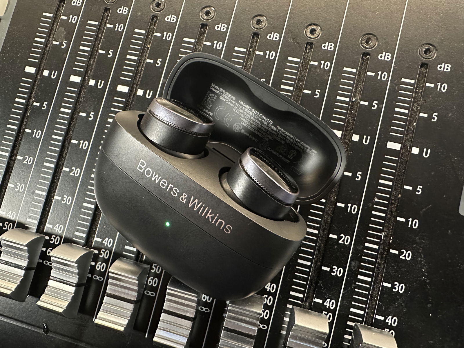 Bowers & Wilkins Pi8, análisis: un serio competidor para el trono de los earbuds de gama alta