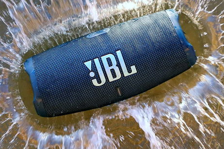 JBL ha creado el altavoz todoterreno que se oye en la playa, aguanta salpicones y carga tu móvil