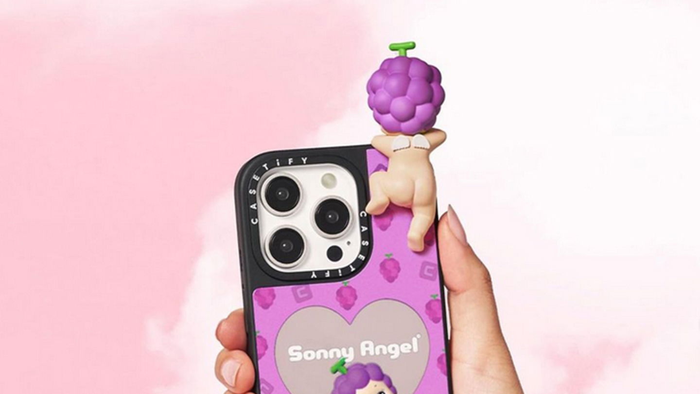 Un Sonny Angel pegado a un iPhone