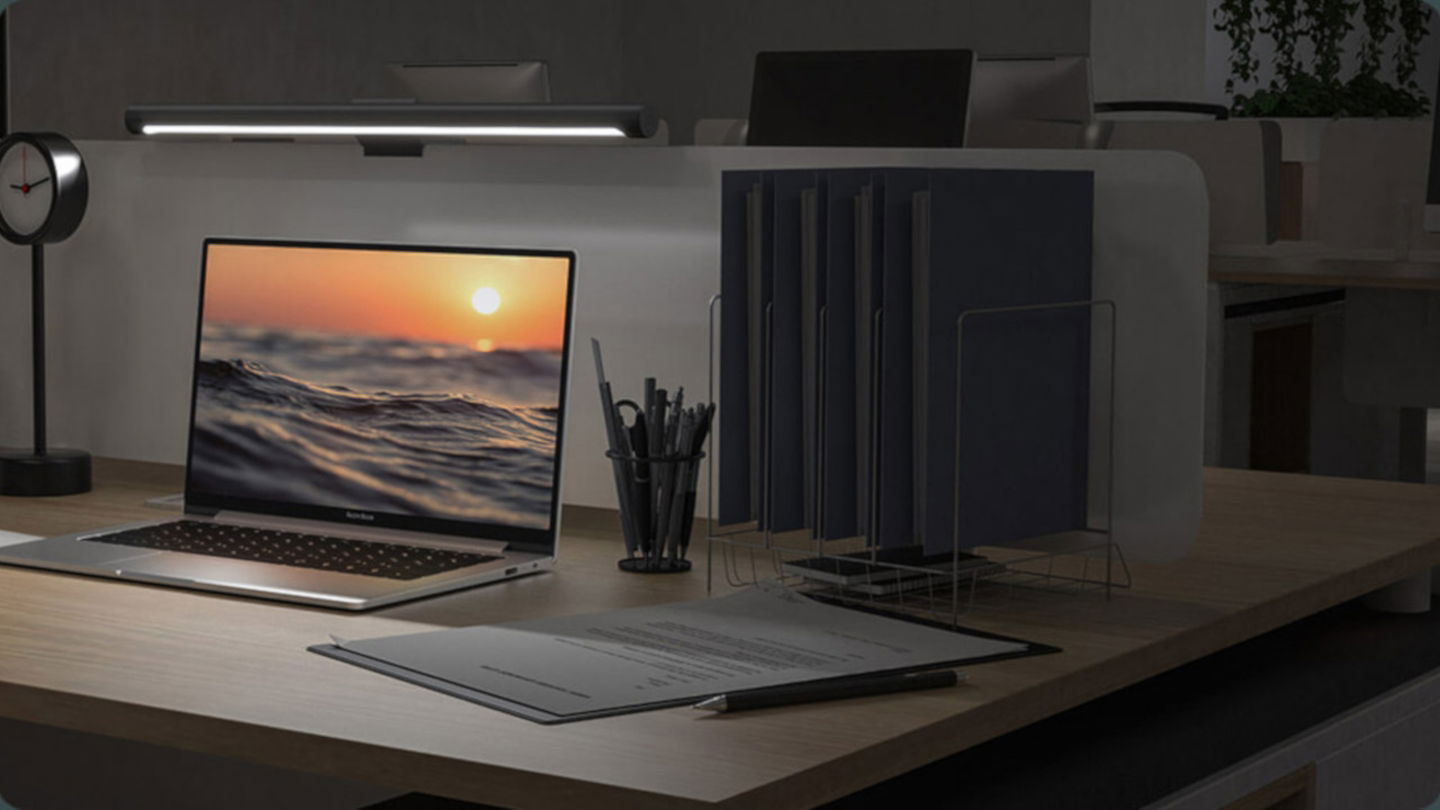 Ilumina tu setup por menos de 30 euros: la Mi Computer Monitor Light Bar está en oferta en Xiaomi