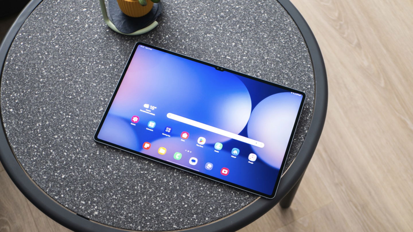 Samsung Galaxy Tab S10 Ultra sobre una mesa