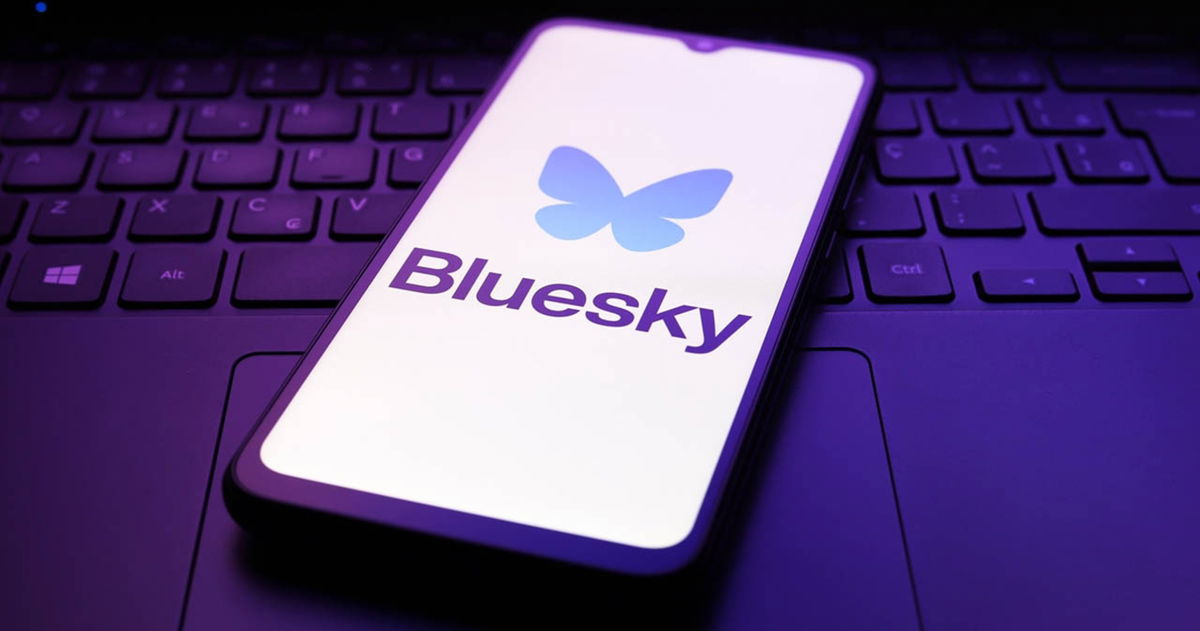 Oleadas de spam, bots y acoso: el desafío al que se enfrenta Bluesky en su año de mayor crecimiento