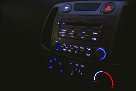 Cómo escuchar música del móvil en el coche: guía completa