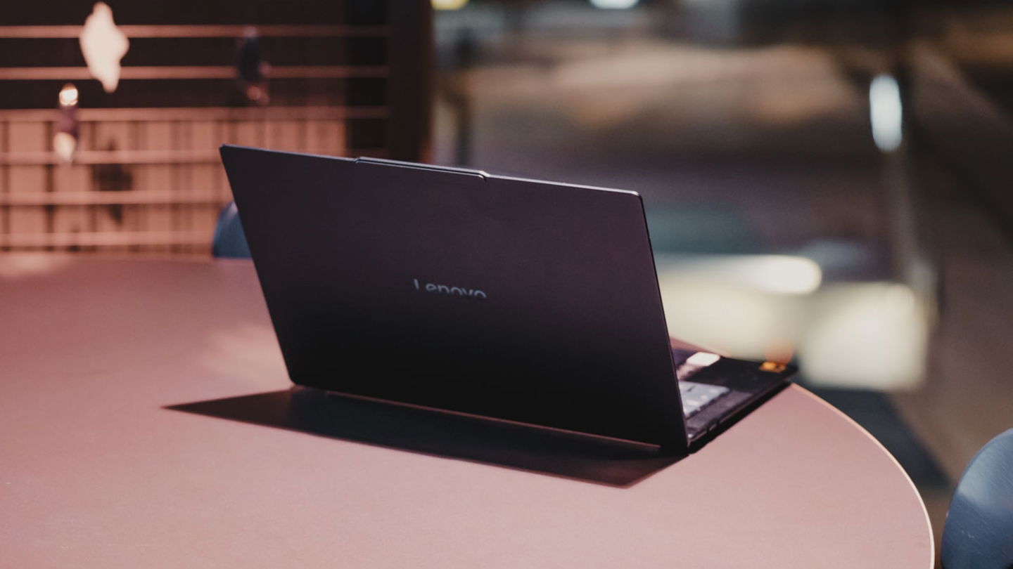 Vista lateral de un Lenovo Yoga Slim 7X sobre una mesa redonda