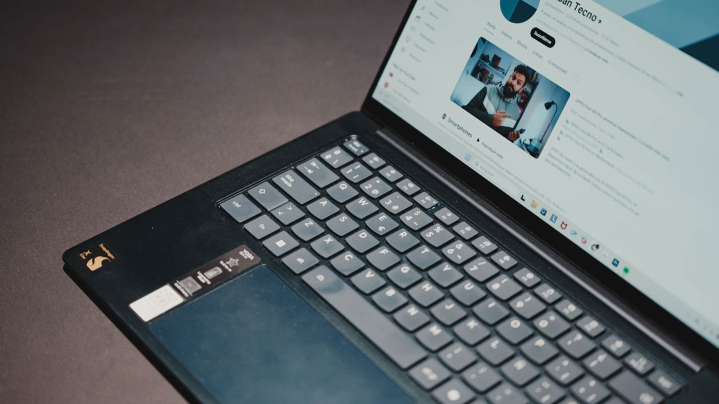 Detalle del teclado y pad del Lenovo Yoga Slim 7X