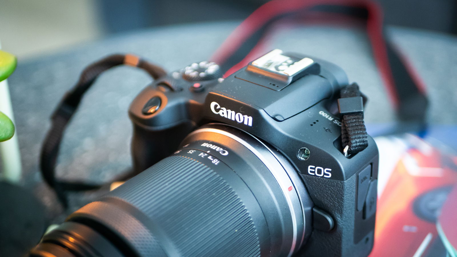 Primer plano de la Canon EOS R100