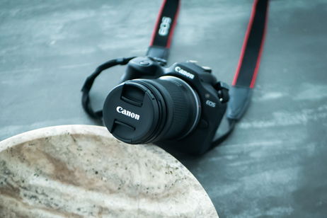 Esta cámara de Canon te pone fácil dar el salto: sencilla, ligera y con sensor de 24,1 megapíxeles