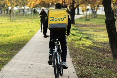 Cambio radical de Glovo: contratará a sus repartidores en España