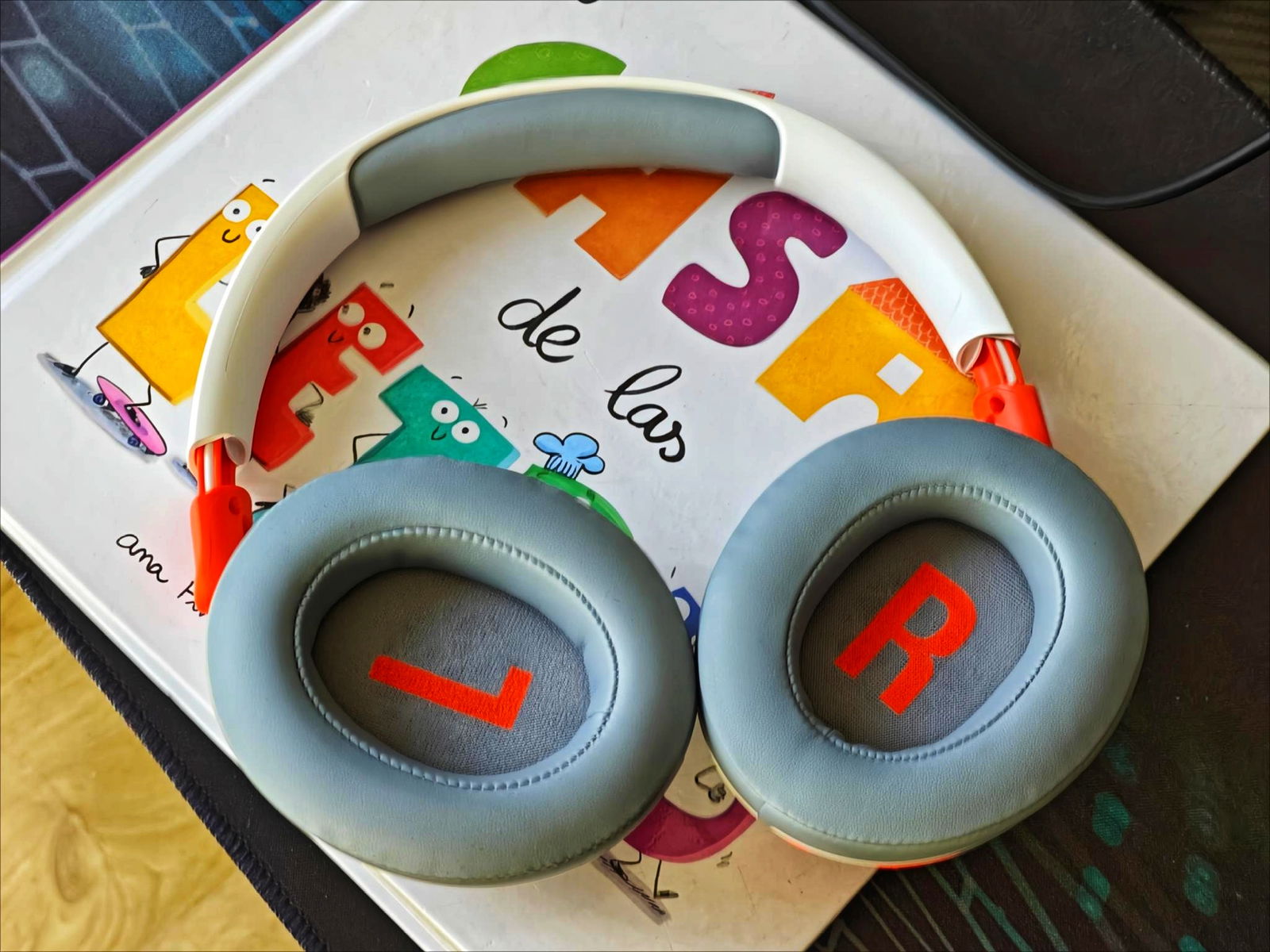 Analizamos los JBL Junior 470NC: los auriculares para niños ya no son juguetes