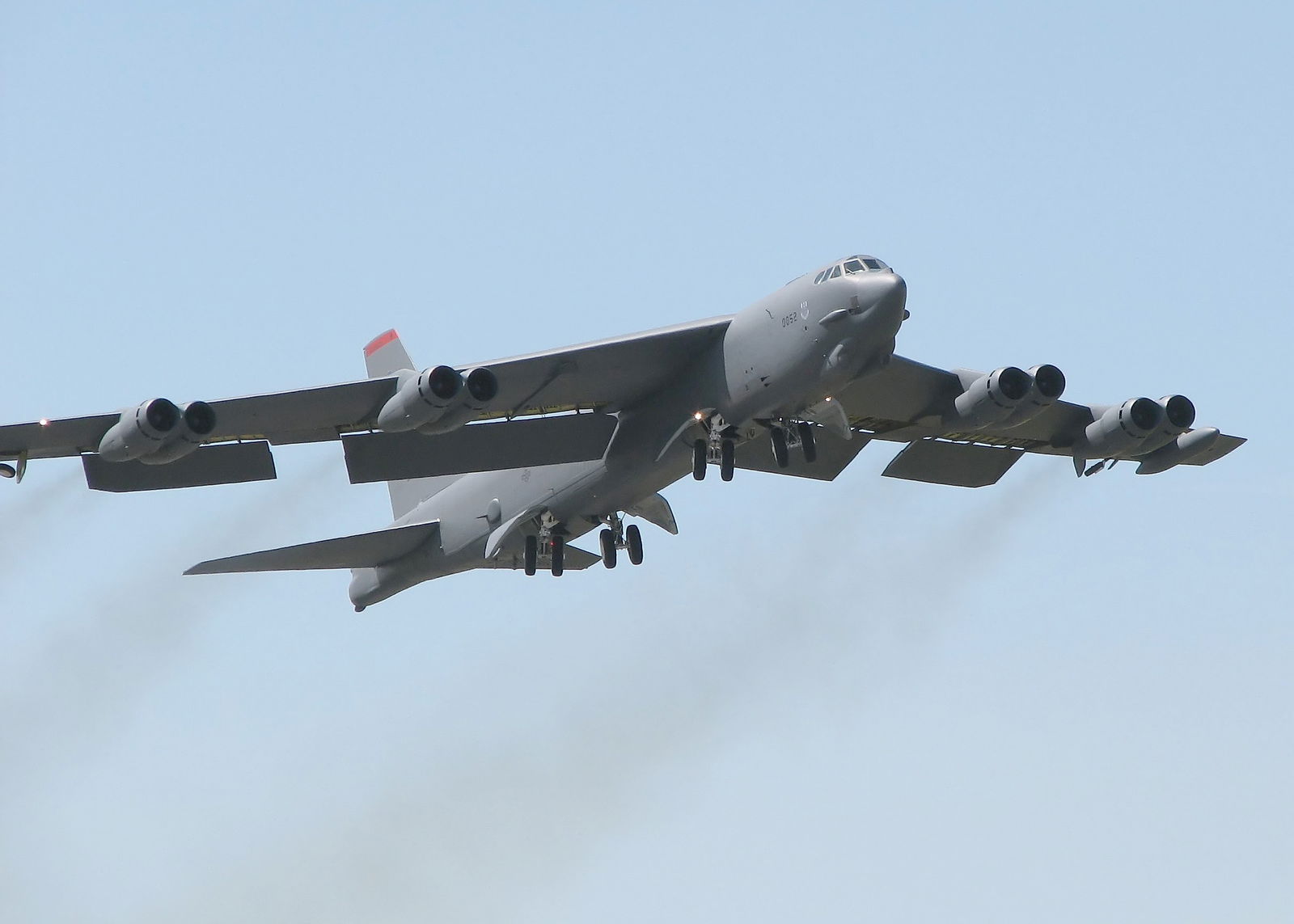 El enorme B-52H en plenas maniobras de vuelo | Imagen: Wikimedia