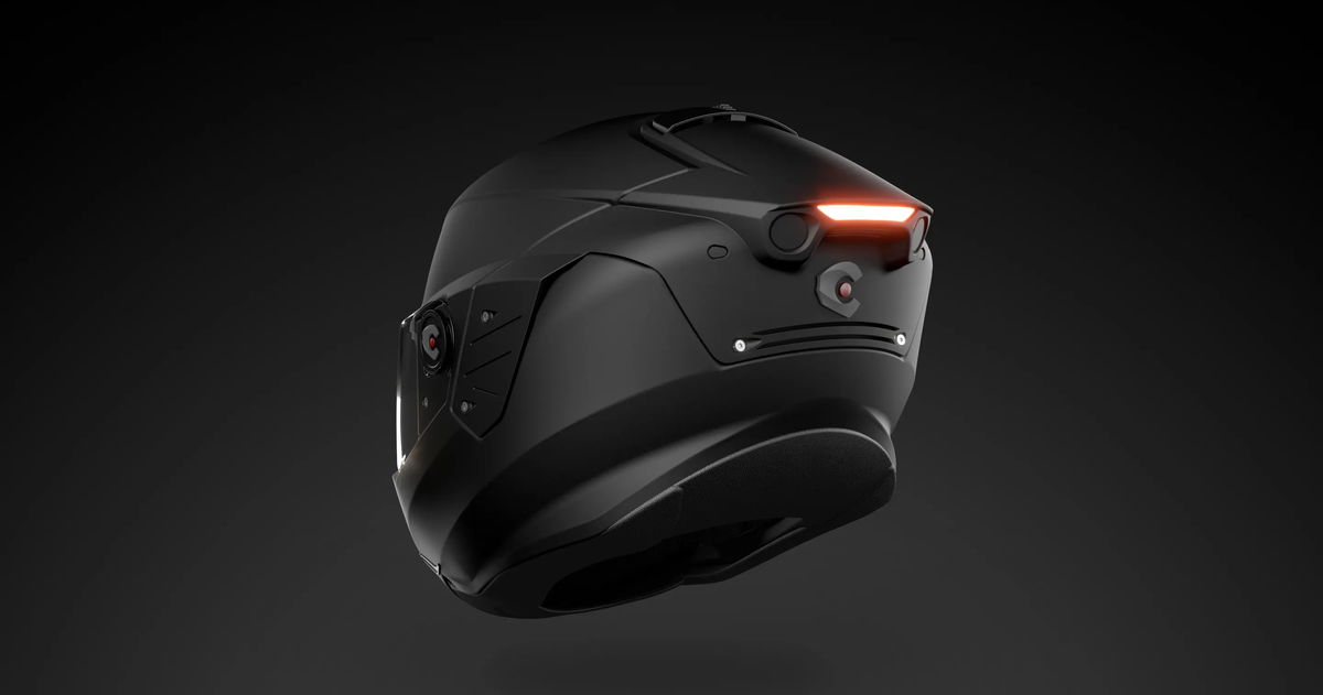 El casco de moto futurista tiene IA y promete acabar con los puntos ciegos