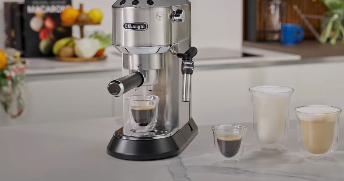 Cae a mitad de precio esta cafetera manual De'Longhi con espumador 360º para preparar cafés deliciosos