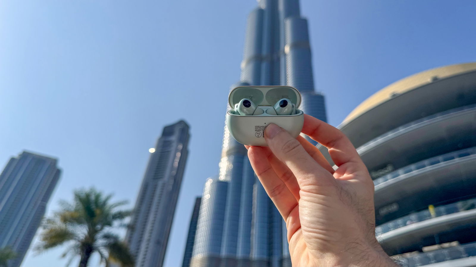 una persona sujetando los auriculares en el Burj Khalifa 