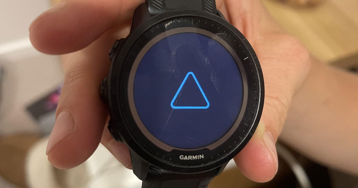 El triángulo azul en relojes Garmin: qué significa y cómo se soluciona este problema