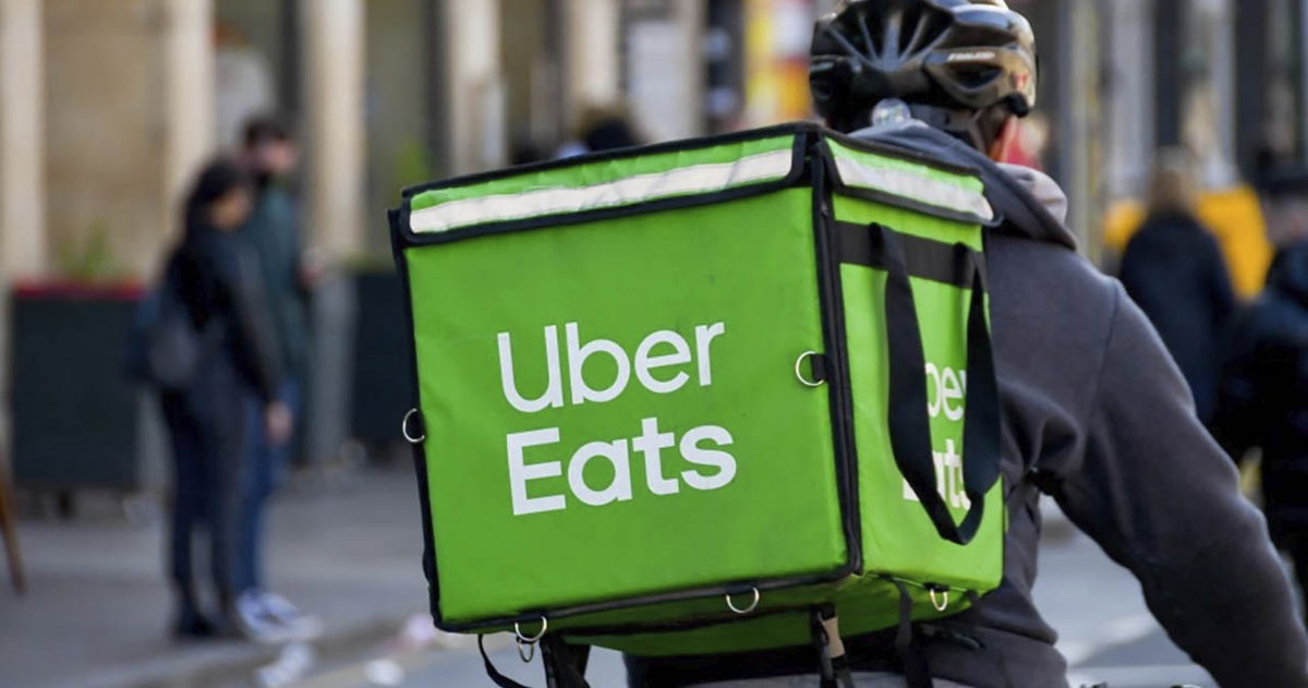 Reembolso o descuento por retraso en Uber Eats: cómo funciona y cuándo se puede pedir