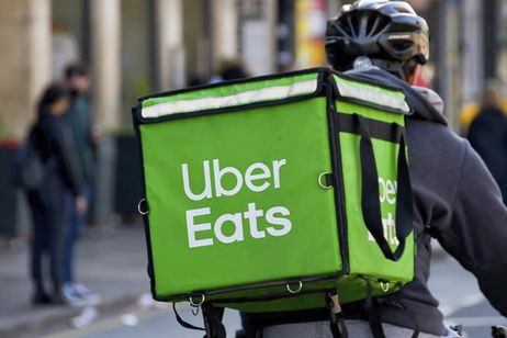 Reembolso o descuento por retraso en Uber Eats: cómo funciona y cuándo se puede pedir