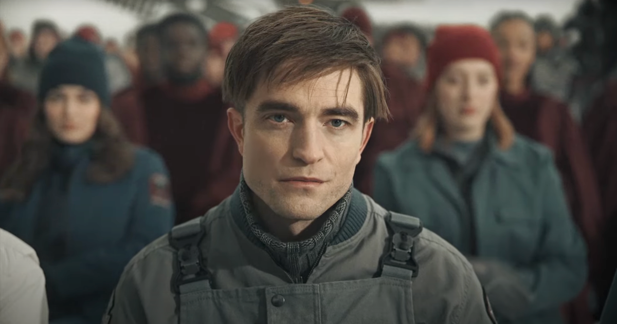 Robert Pattinson muere una y otra vez en el nuevo tráiler de 'Mickey 17', que finalmente se estrena en marzo