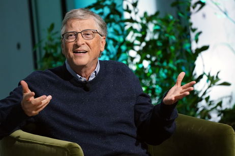 Bill Gates es fiel a los móviles plegables y el último, además, le ha salido gratis