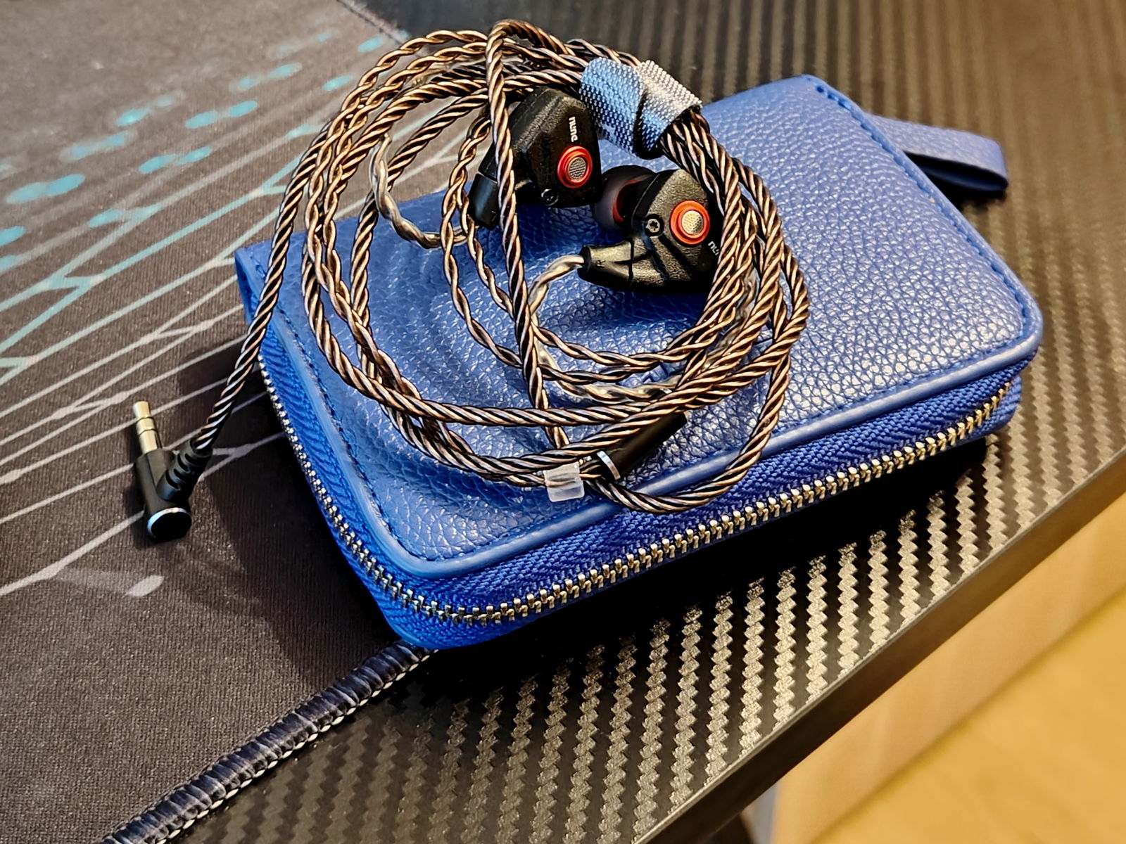 Auriculares con cable vs Bluetooth: ¿cuál es mejor para escuchar música en tu móvil?