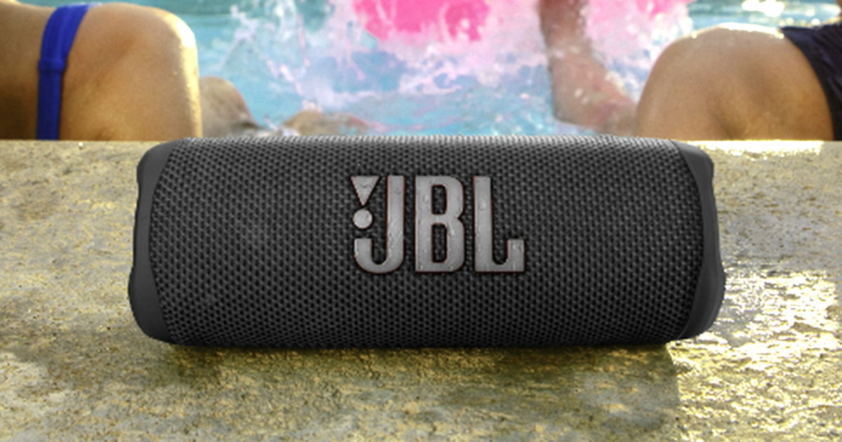 Hunde su precio este altavoz JBL con sonido de calidad, resistencia al agua y 12 horas de batería