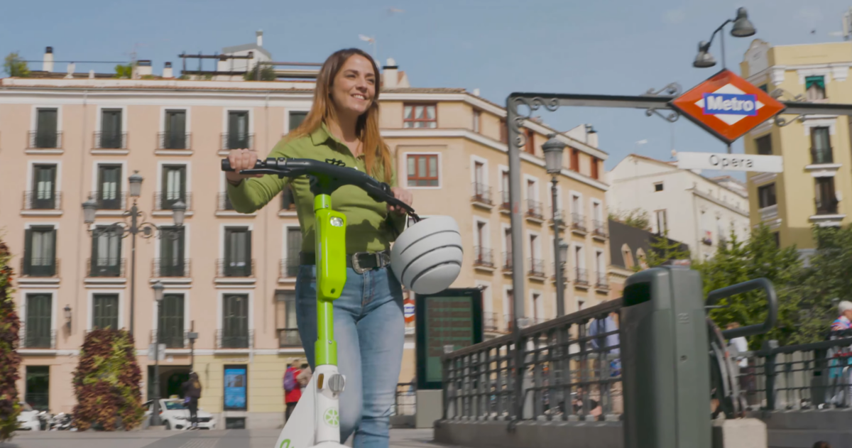 Madrid acaba con los patinetes eléctricos de alquiler. Ahora, el punto de mira está en los "tuk-tuk"