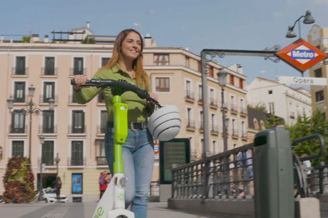 Madrid acaba con los patinetes eléctricos de alquiler. Ahora, el punto de mira está en los "tuk-tuk"