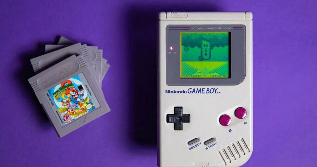 Esta Game Boy 'Frankenstein' lleva incorporada una pantalla de televisión antigua. Su duración de la batería es una locura