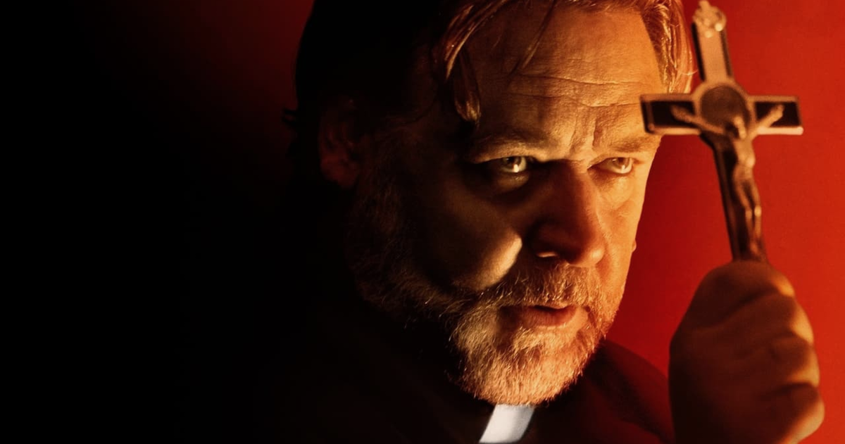 La terrorífica película con Russell Crowe haciendo de cura está en streaming y tienes motivos de peso para verla