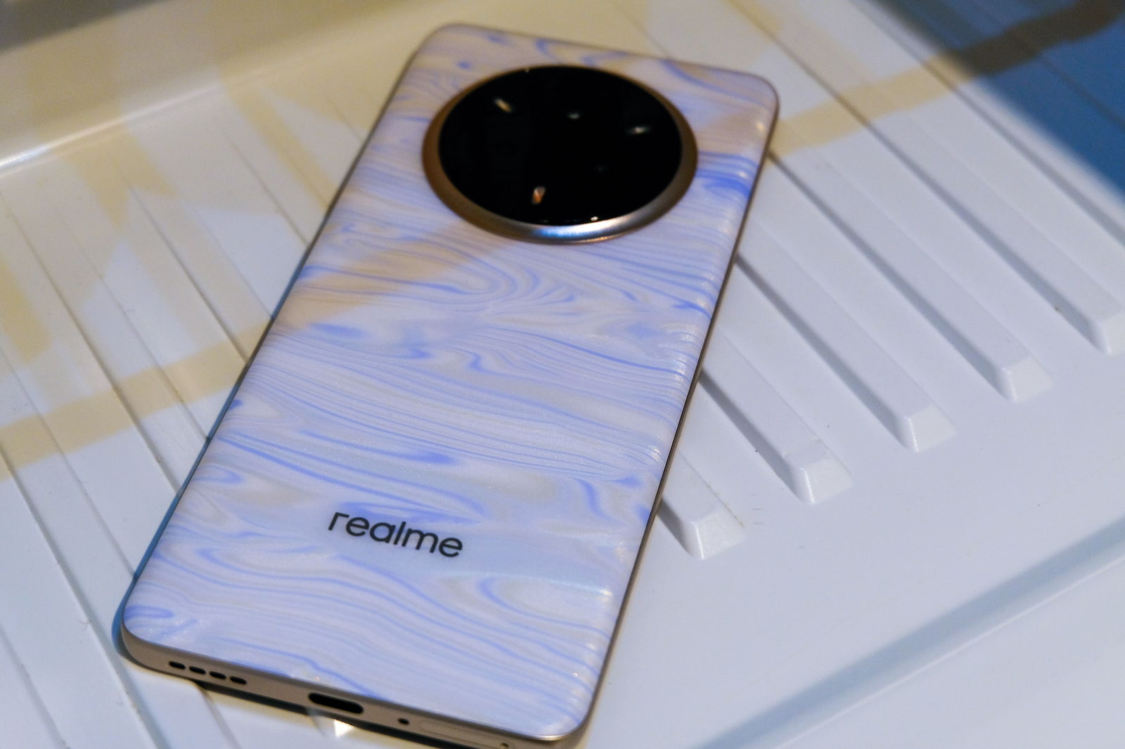 El realme 14 pro cambiando a un color azul al entrar en un lugar frío