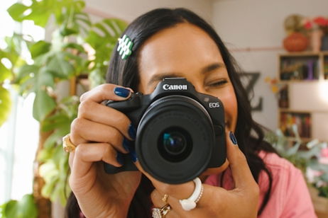 De 949 a 655 euros ha caído esta cámara Canon con objetivo incluido y pantalla táctil en el Black Friday